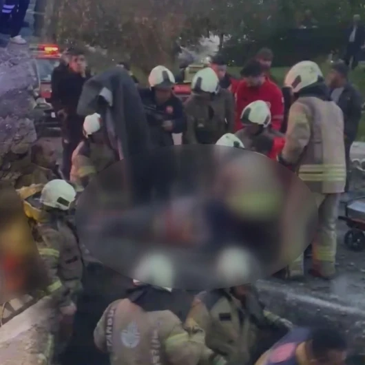 Bayrampaşa'da Yol Çöktü: Mahsur Kalanlar Var