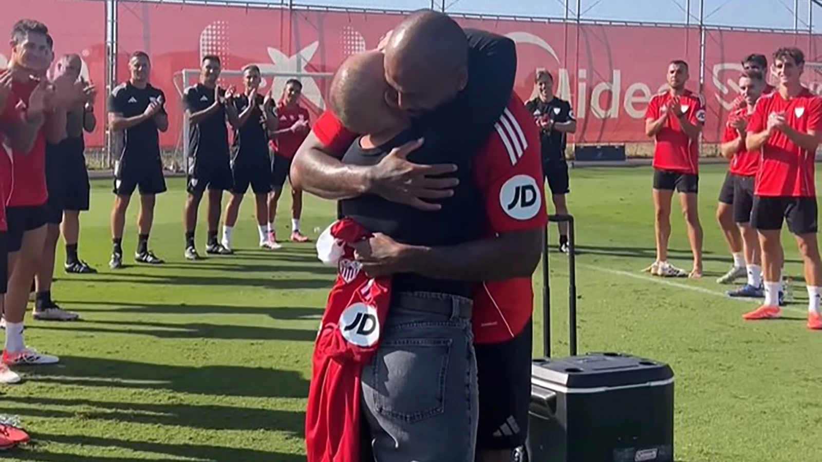 Sevilla takımı, Marcao'nun kanseri yenen eşini alkışladı