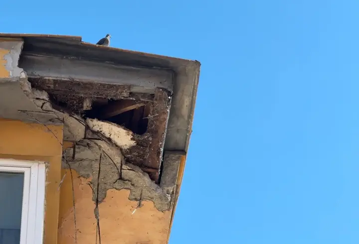 İstanbul'da endişe veren görüntü: Binanın çatısındaki beton parçalar düştü