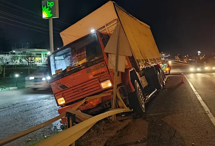 Edirne’de demir bariyerlere çarpan kamyonun sürücüsü yaralandı