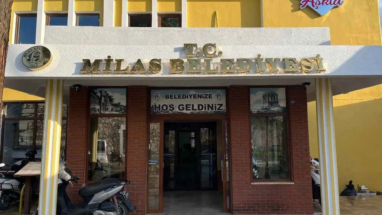 Milas Belediyesine Operasyon: Polis Giriş Ve Çıkışları Durdurdu