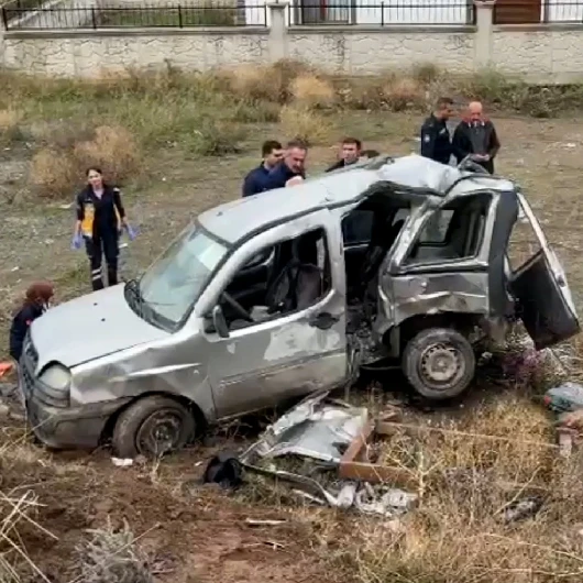 Sivas'ta Hafif Ticari Aracın Devrilmesi Sonucu 3'ü Ağır 5 Kişi Yaralandı