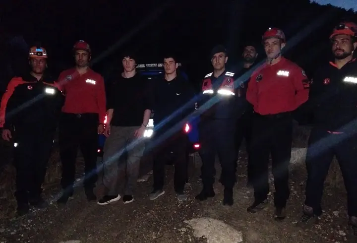 Antalya'da yürüyüşe çıktıkları dağda mahsur kalan gençleri AFAD kurtardı