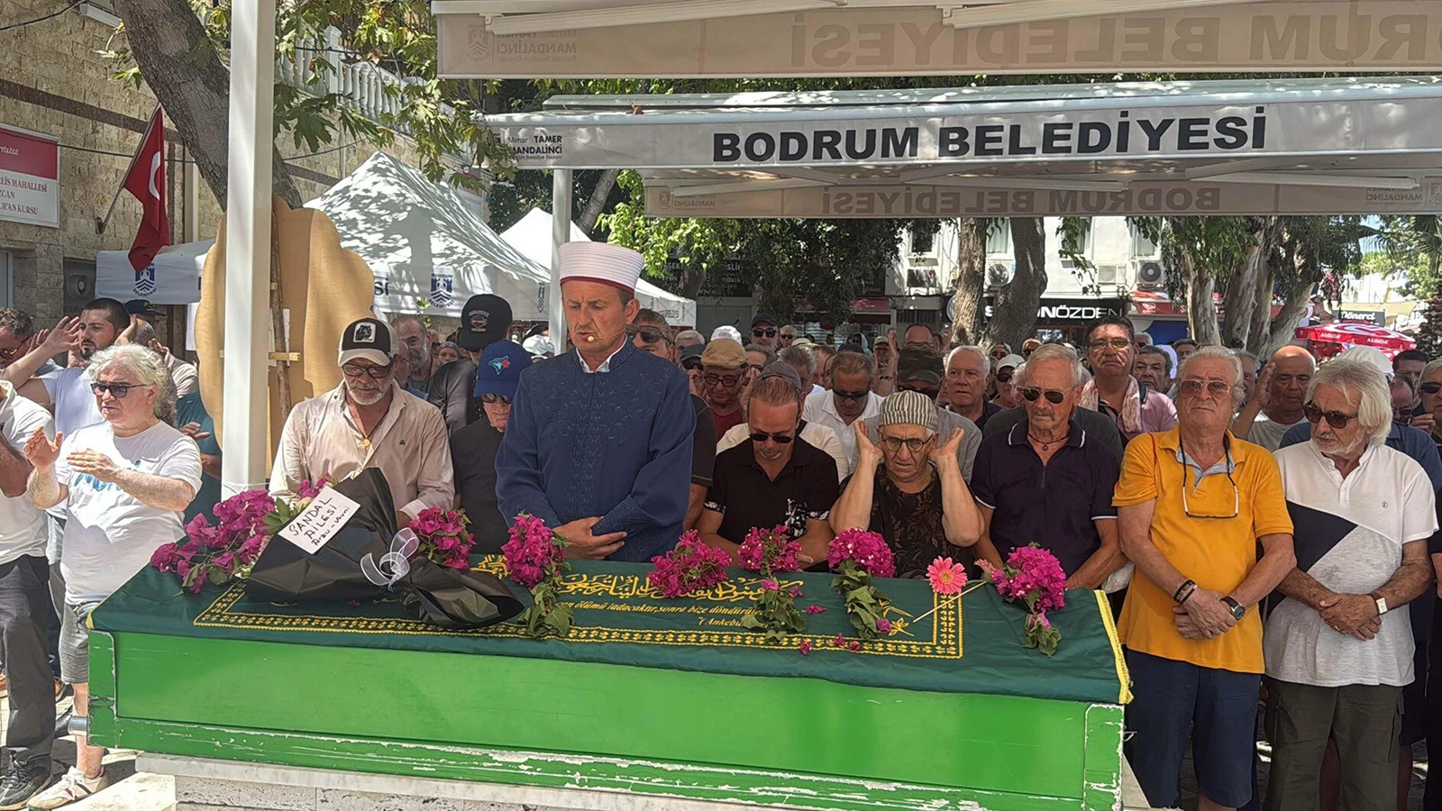 Şarkıcı Selçuk Alagöz'ün cenazesi alkışlarla uğurlandı