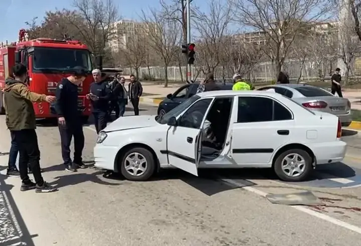 Elazığ’da iki otomobilin çarptığı Zeynep ağır yaralandı
