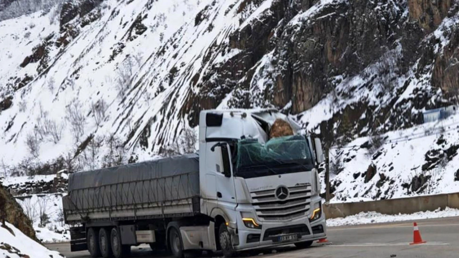 Gümüşhane’de tırın üzerine kaya düştü: Sürücü yaralandı