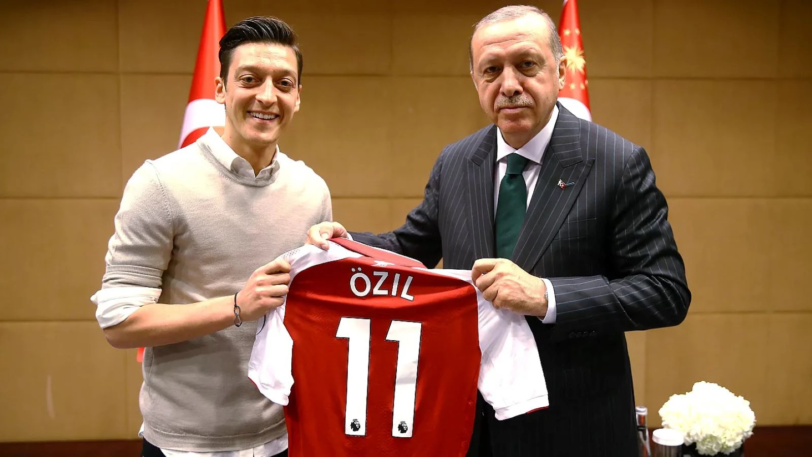 İspanyol basını: Siyasete atılan Mesut Özil'in Türkiye'deki imajı ikiye bölündü