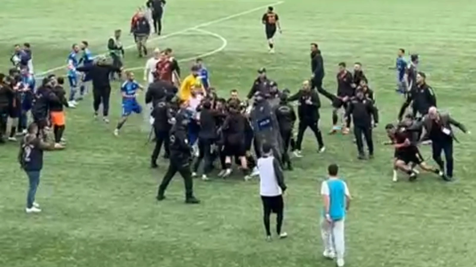 Futbol sahası boks ringine döndü, tam 24 kırmızı kart çıktı