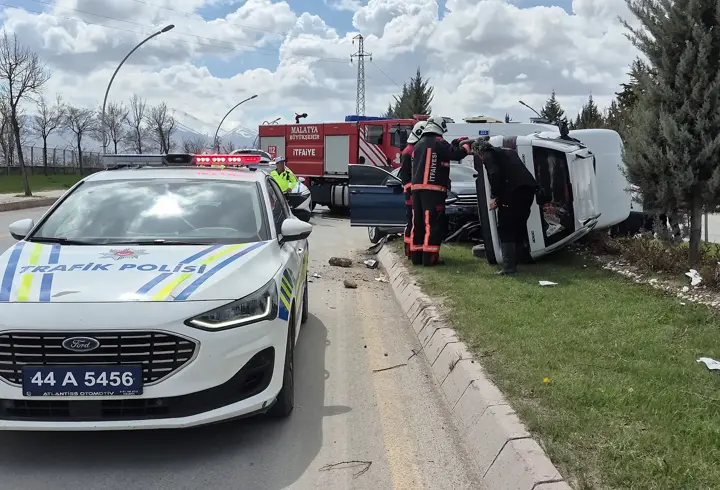 Malatya'da otomobil ile hafif ticari araç çarpıştı: 3 yaralı