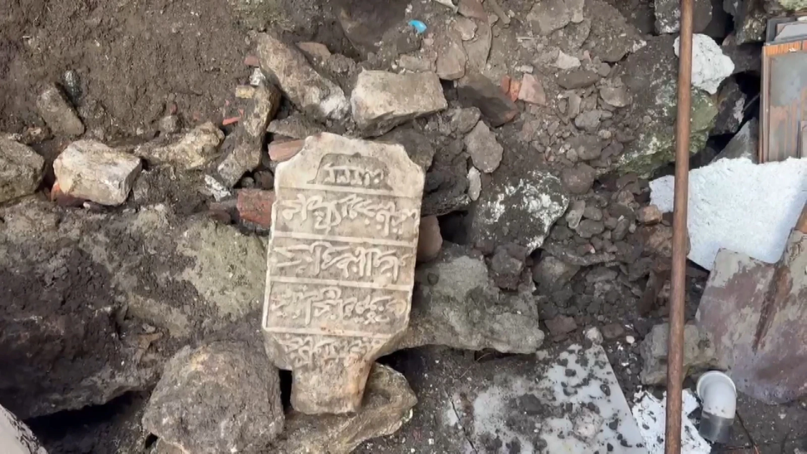 Fatih'te bina duvarı çöktü; molozlar arasından tarihi mezar taşı çıktı