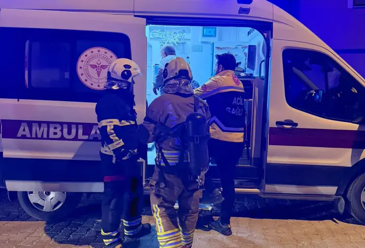Samandağ’da ev yandı; 3 kişi dumandan etkilendi