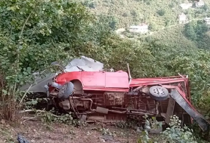 Tarım işçilerini taşıyan kamyonet şarampole yuvarlandı; 1 ölü, 9 yaralı