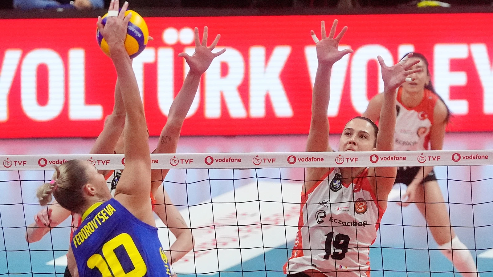 Sultanlar Ligi'ndeki dev maçta Fenerbahçe, Eczacıbaşı'nı mağlup etti