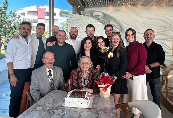 28 yıl sonra buluşup, öğretmenlerine sürpriz yaptılar
