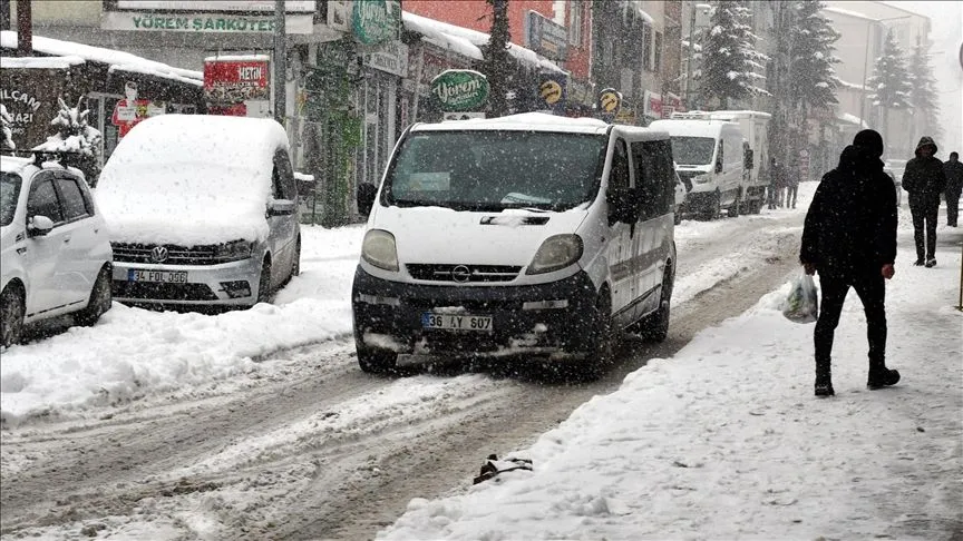 Kars ile Ardahan'da kar yerini soğuk havaya bıraktı