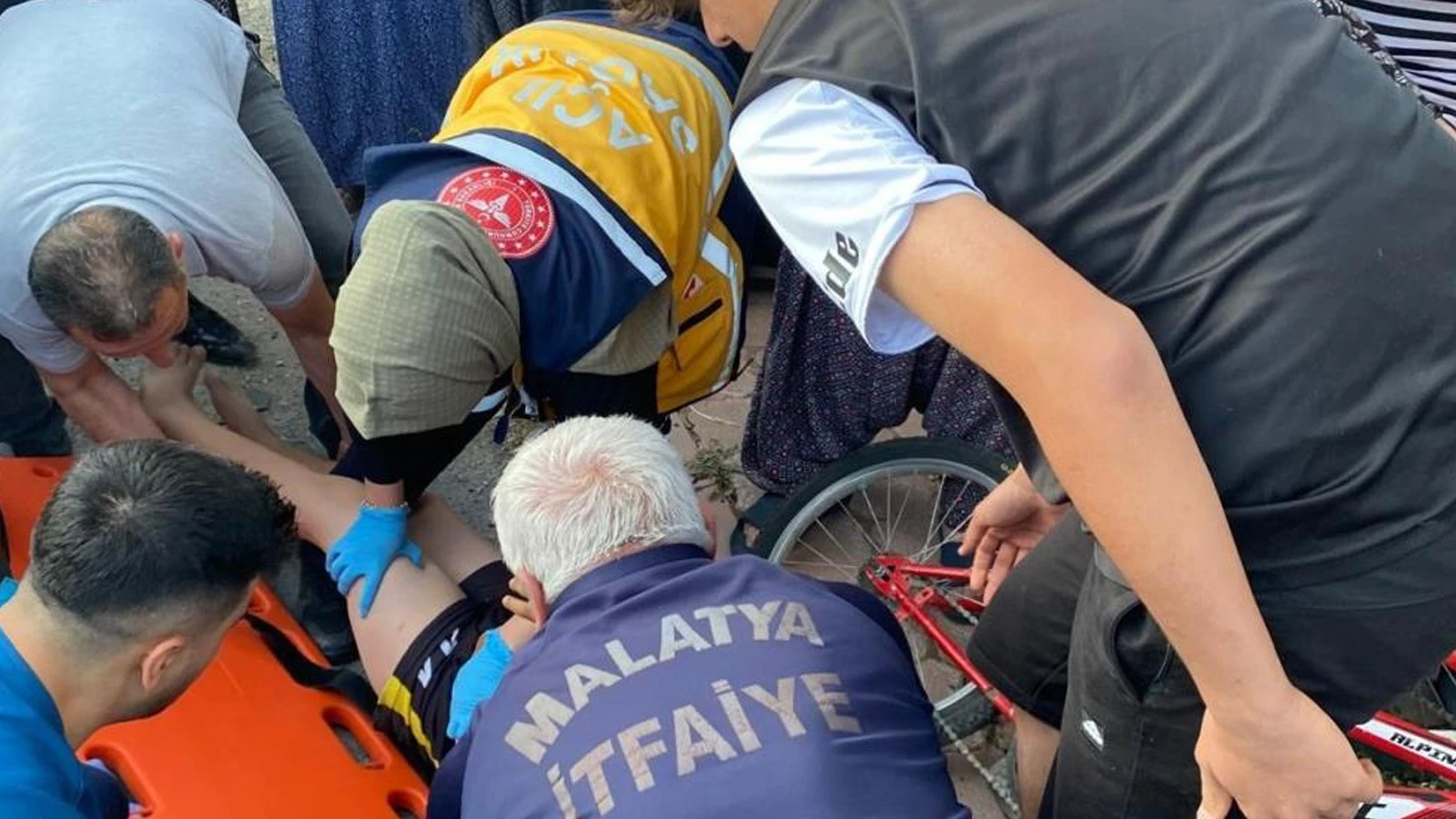 Malatya'da kontrolden çıkan otomobil, çocukların arasına daldı: Yaralılar var