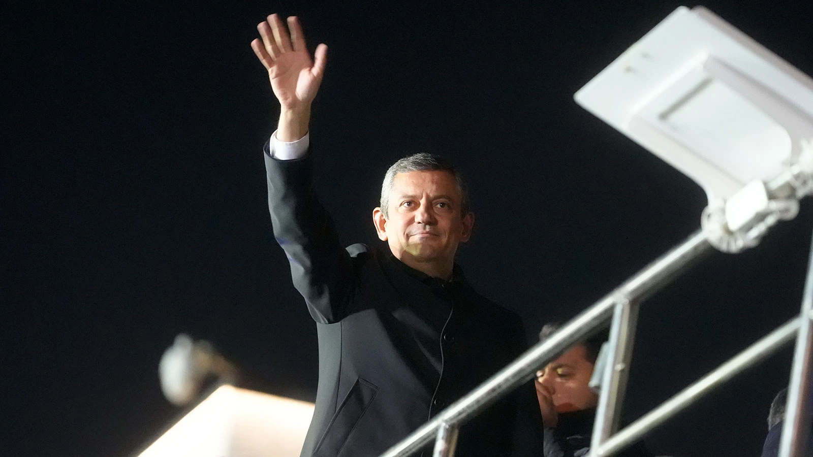 Özgür Özel Saraçhane'de toplananlara seslendi: Ekrem İmamoğlu'nun yanındayız