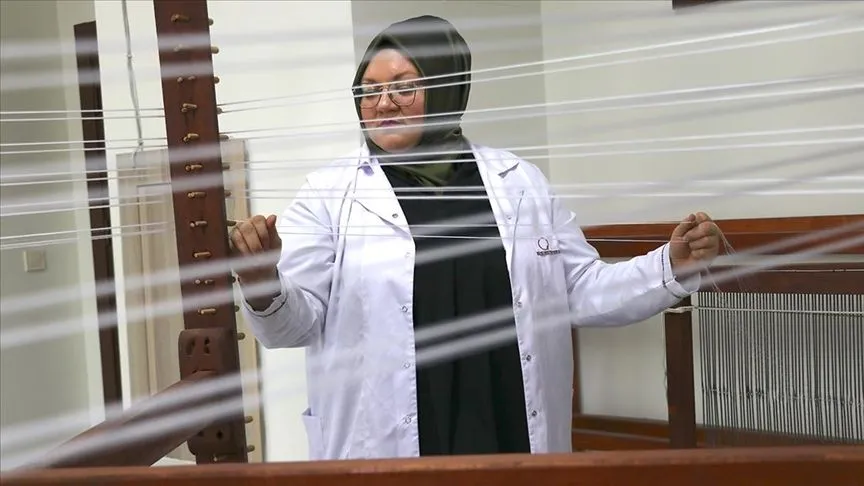 "Saray kumaşı"nı atık gıda malzemeleriyle renklendiriyor