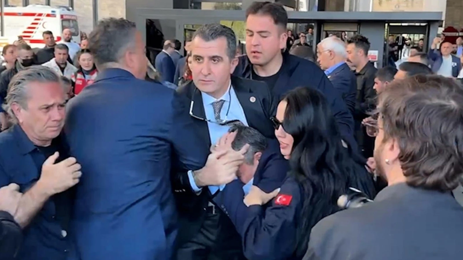 Özgür Özel'e yumruklu saldırı davası ertelendi
