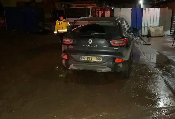 Aracıyla motosikletliye çarpıp kaçan sürücü, düşen plakadan tespit edildi