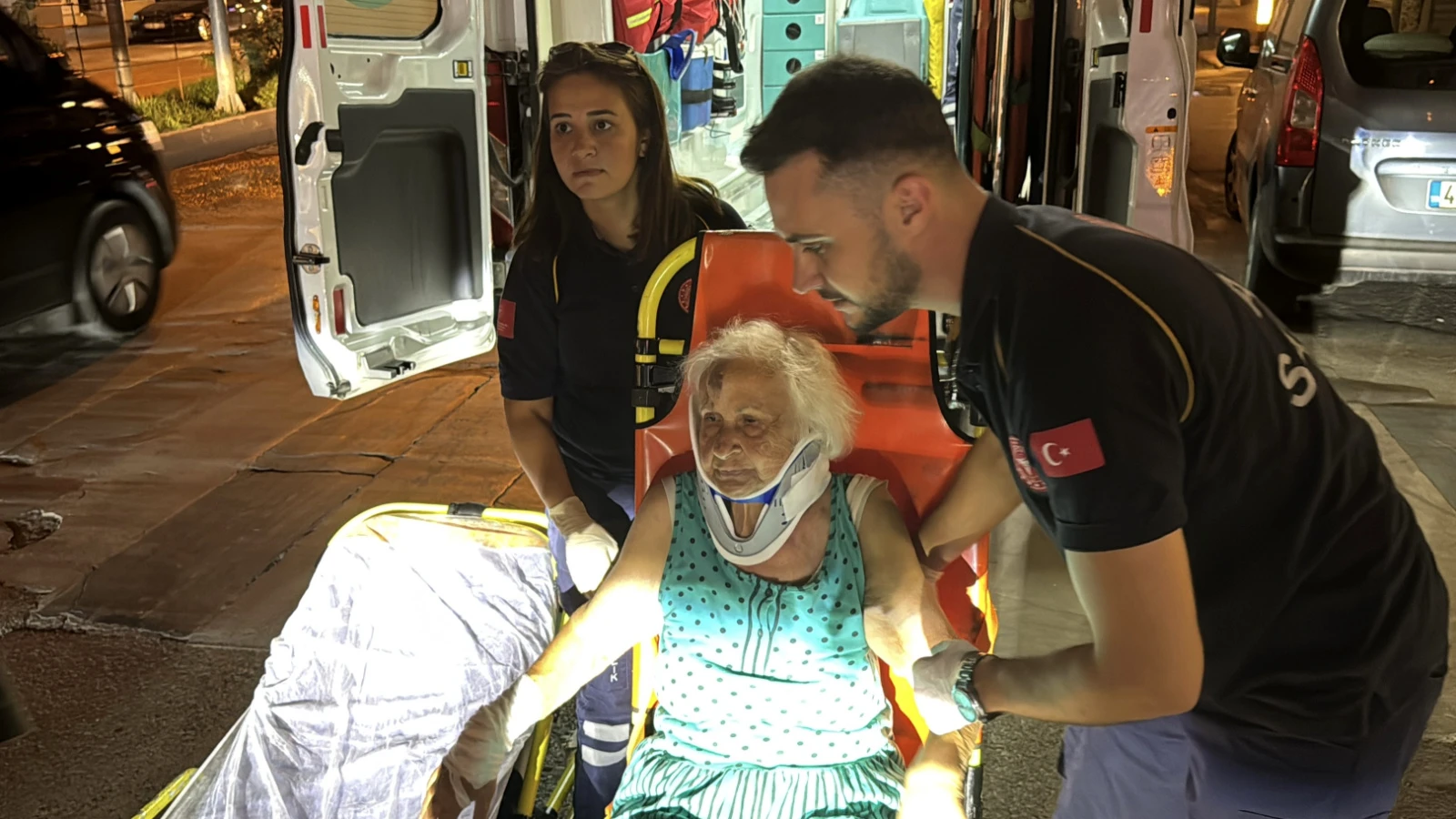 Kütahya'da yalnız yaşadığı evde düşüp yaralanan yaşlı kadını ekipler kurtardı