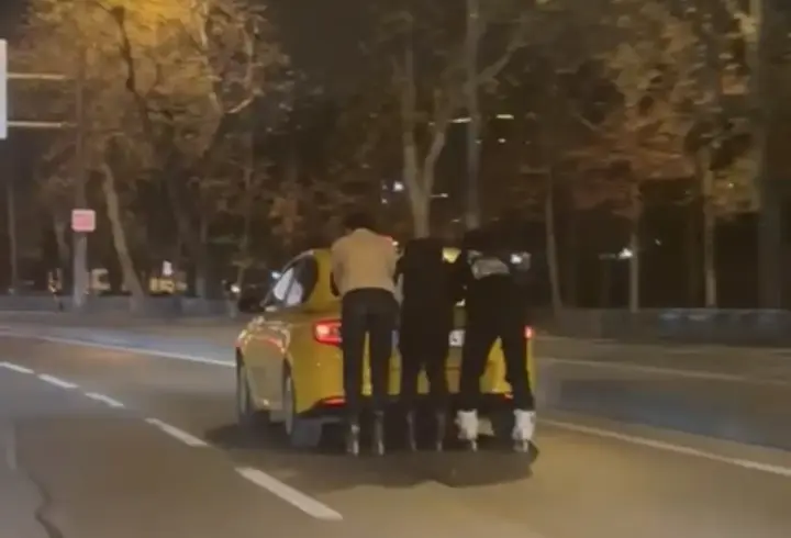 İstanbul - Maltepe'de patenli 3 kişinin tehlikeli yolculuğu kamerada