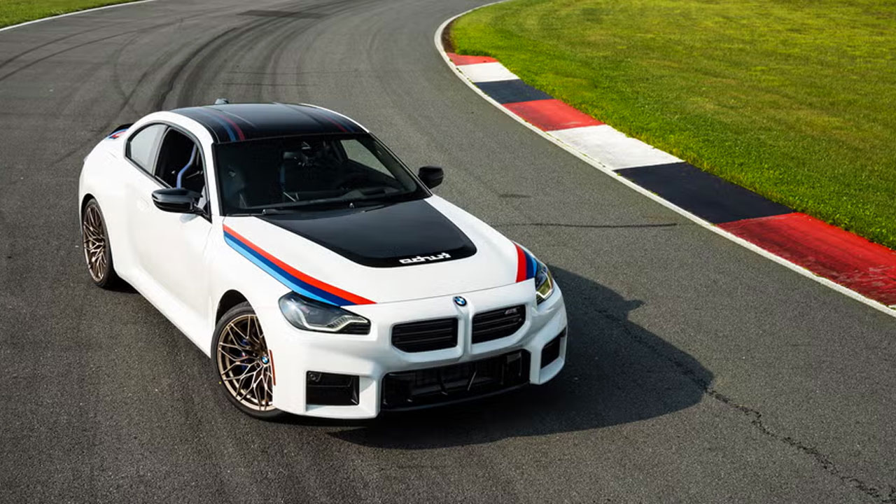 BMW sınırlı sayıda üretilecek M2 Turbo’yu tanıttı!