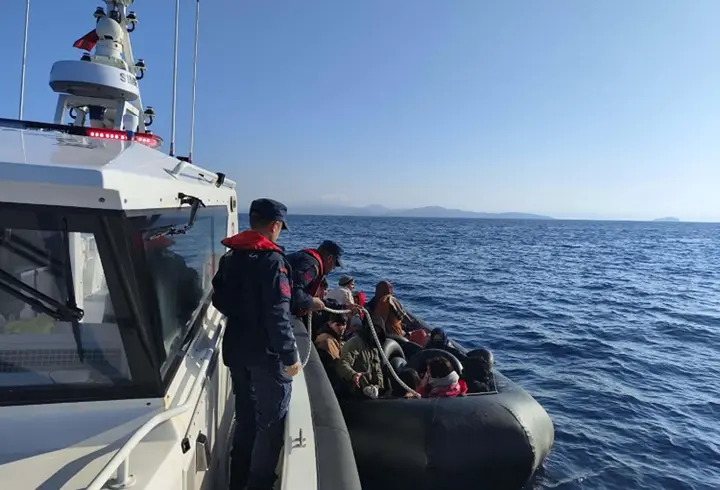 İzmir’de iki ayrı ilçede toplam 99 kaçak göçmen yakalandı