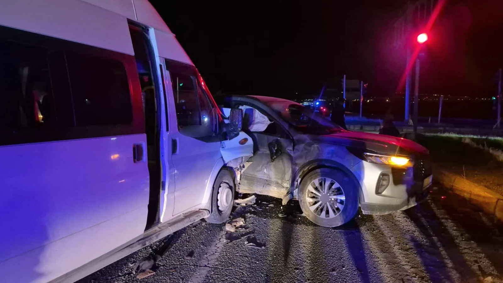 Adıyaman’da Otomobil İle Minibüs Çarpıştı: 12 Yaralı