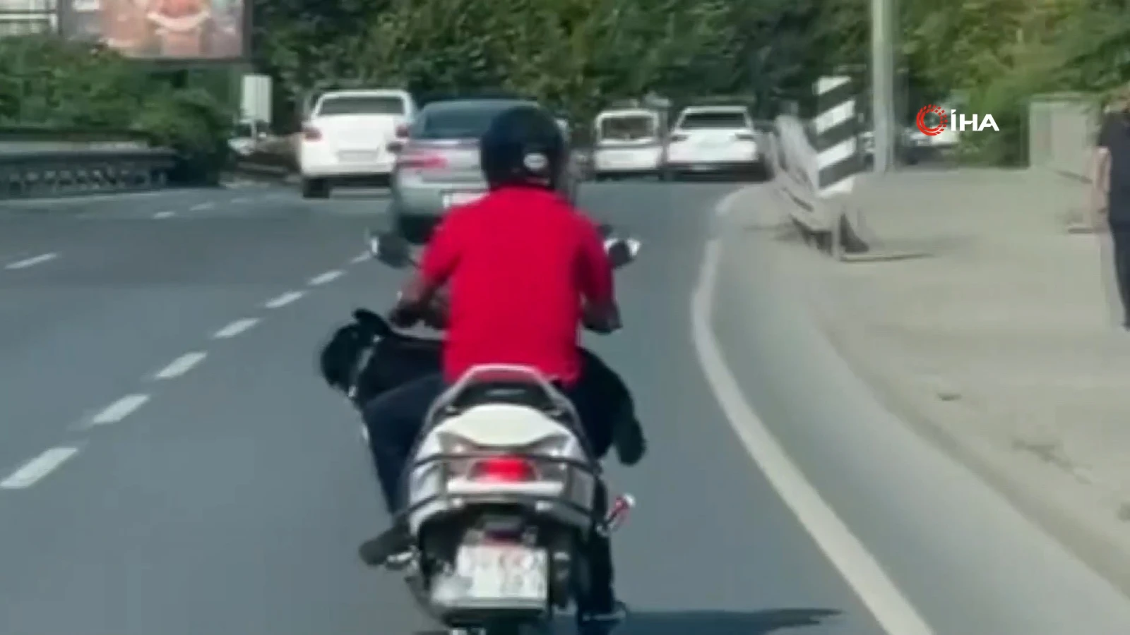 Bakırköy'de motosikletle tehlikeli yolculuk! O anlar kamerada