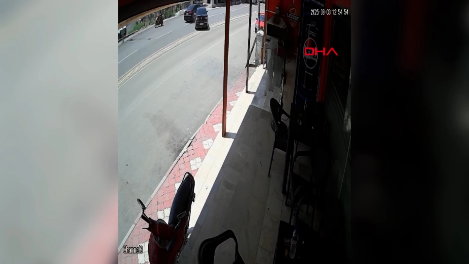 Osmaniye’de iki otomobilin çarpıştığı trafik kazası kamerada