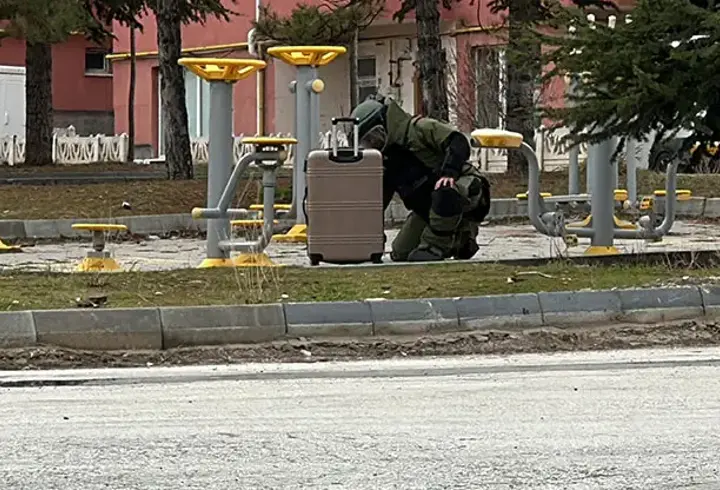 Parkta valiz paniği! Bomba imha uzmanı müdahale etti
