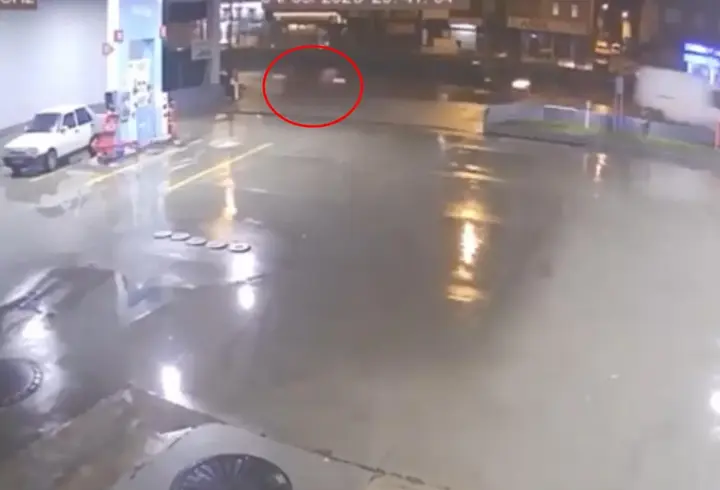 Otomobil önce bariyere ardından kaldırıma çarptı; 1 yaralı