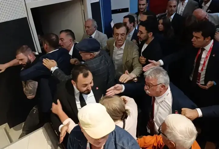 CHP ilçe kongresinde ortalık karıştı! Partililer kavga etti