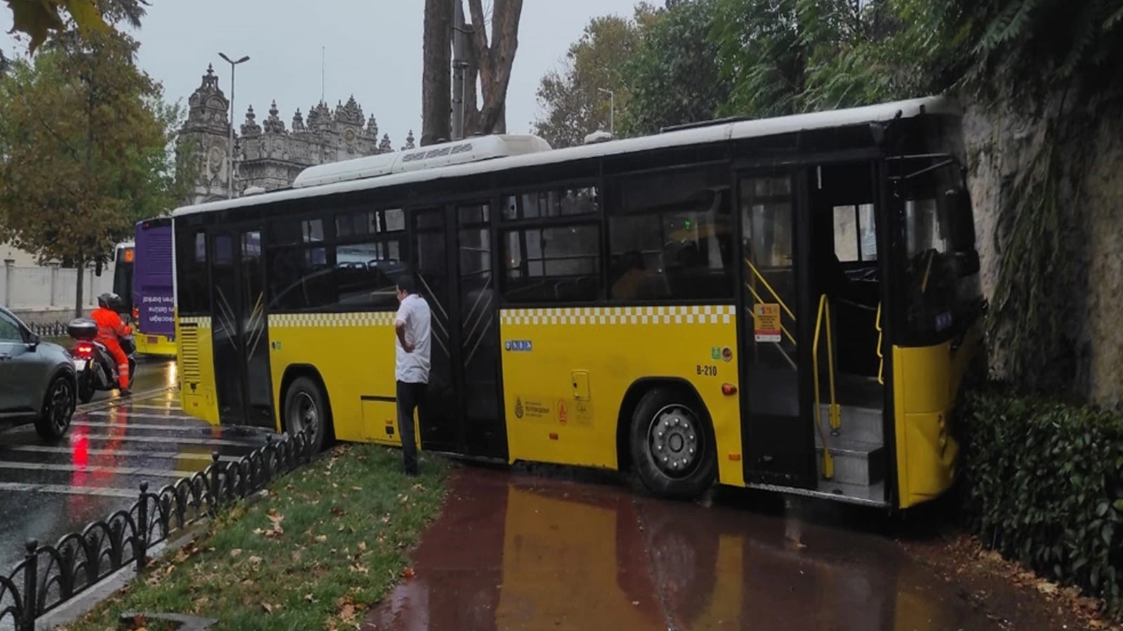 Beşiktaş'ta İETT otobüsü motosiklete çarptı