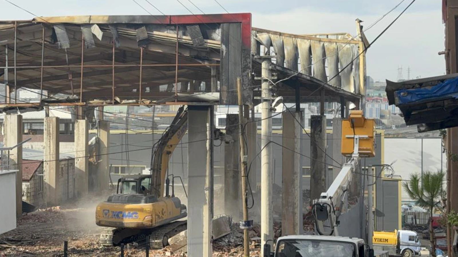 7 kişiye mezar olmuştu; Kocaeli'deki parfüm deposu yıkılıyor