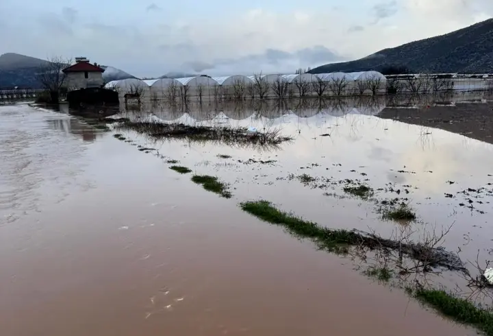 Antalya'da sağanak; dereler taştı, tarım alanlarını su altında kaldı