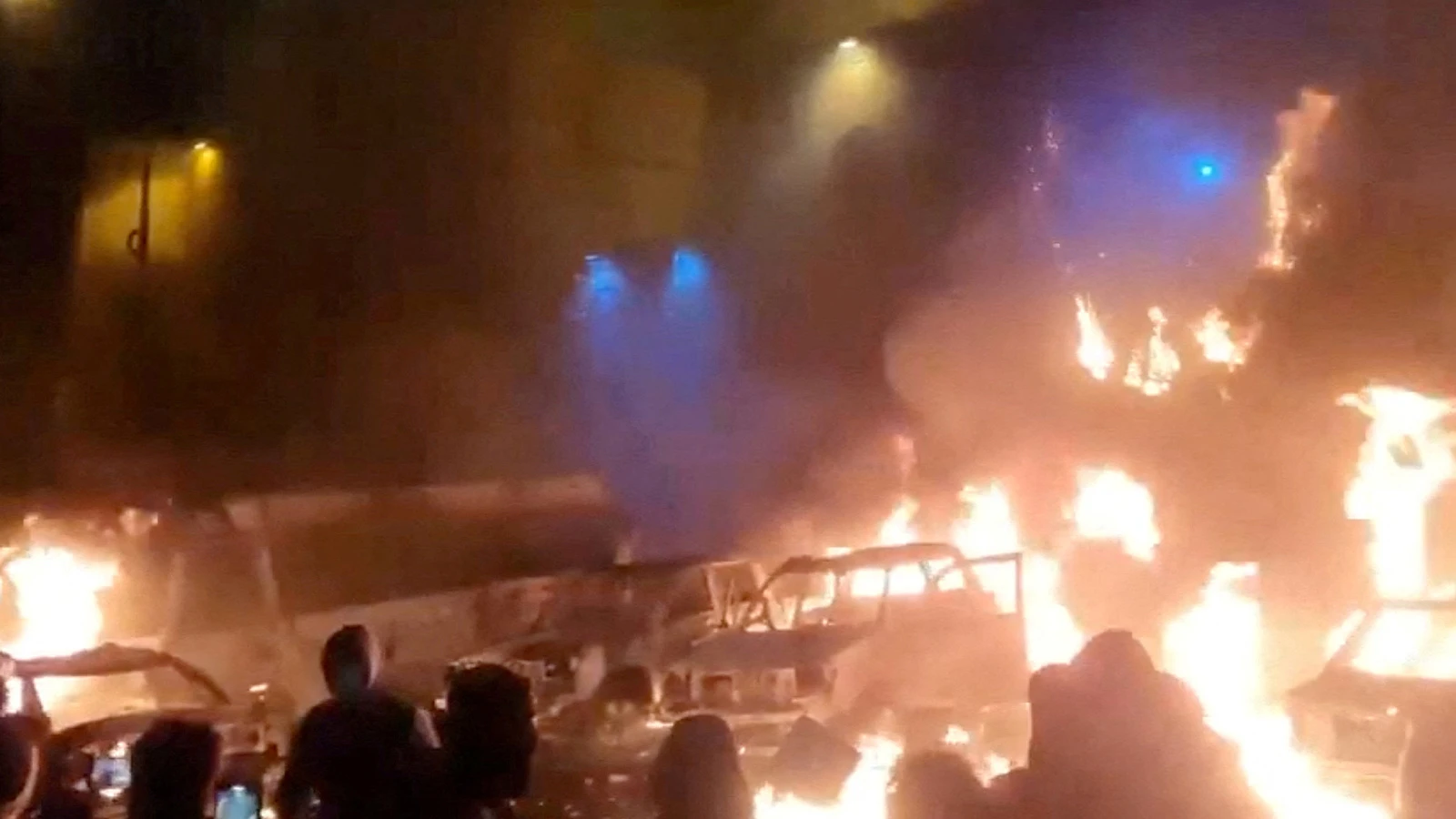 İran'da gösteriler 13'üncü gününde; cami ve belediye binası ateşe verildi