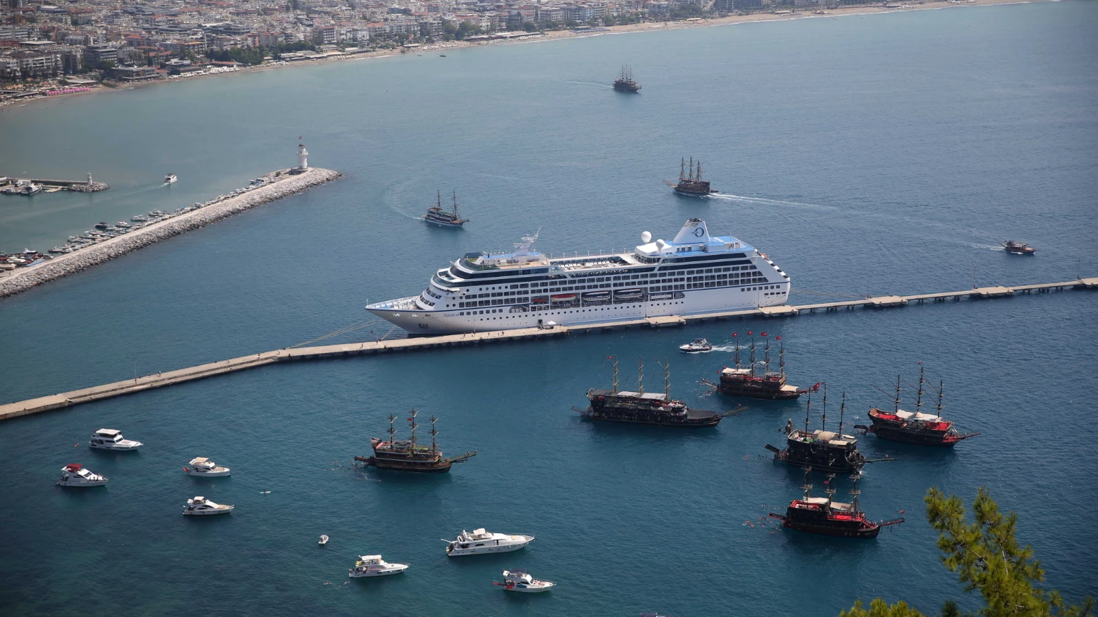 ABD'li turistler, kruvaziyerle Alanya'ya geldi