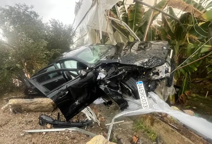 Otomobiliyle muz serasına girdi: 4 yaralı