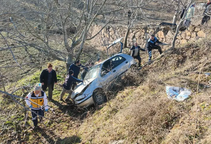 Çorum'da 10 metreden bahçeye düşen otomobilin sürücüsü yaralandı