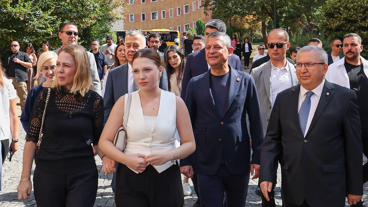 Özgür Özel, Nehir Zeyrek'in üniversite kayıt gününde yanındaydı
