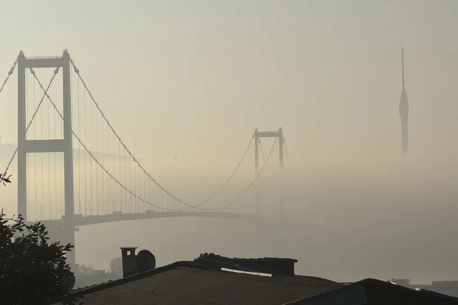 İstanbul yeni güne sisle uyandı. Köprüler kayboldu