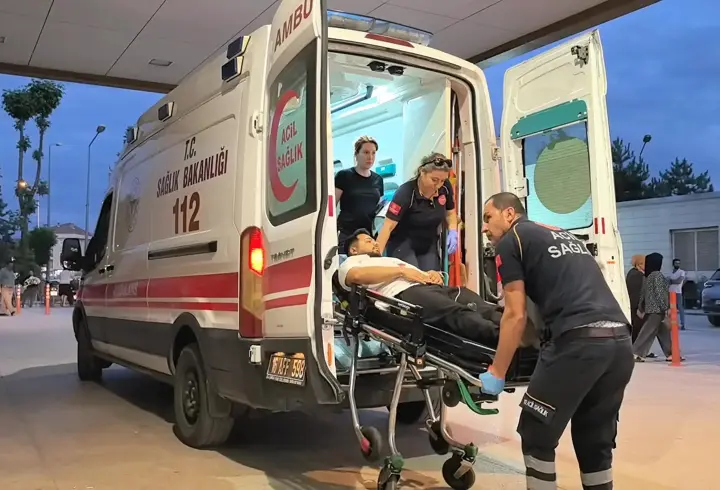 Şakalaşırken sigara paketini düşüren arkadaşını bıçakladı