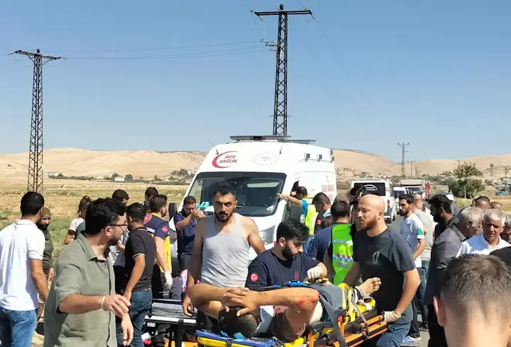 Mardin'de motosikletle otomobil çarpıştı: 4 yaralı