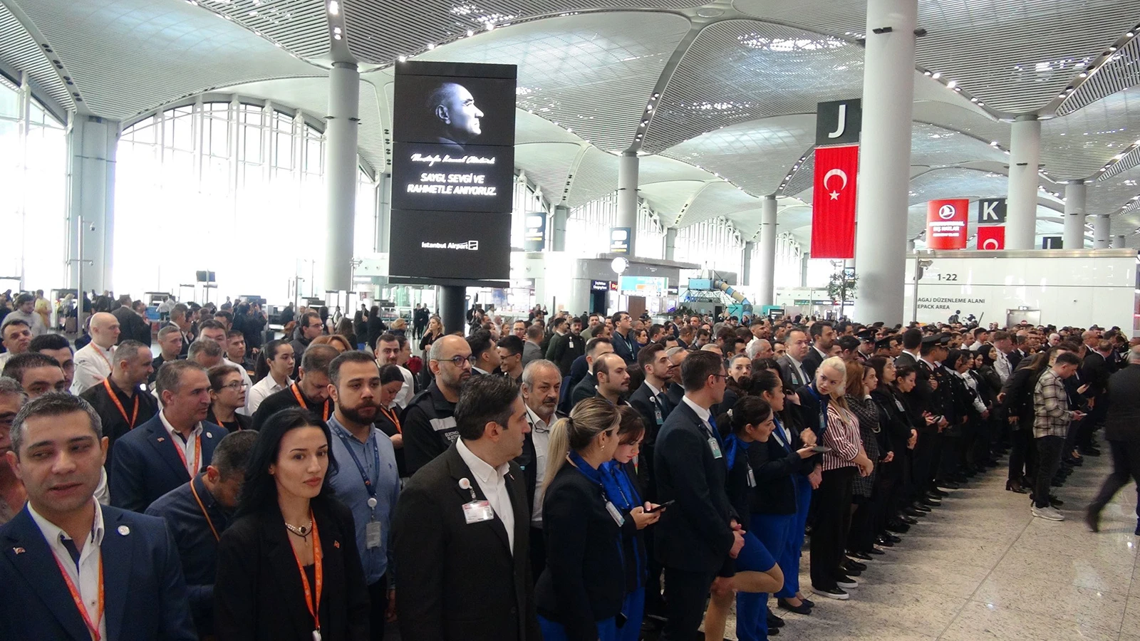 İstanbul Havalimanı'nda 09.05'te Ata'ya saygı töreni