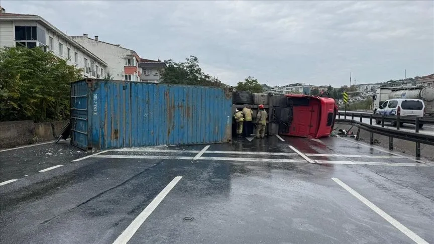 Büyükçekmece'de devrilen tır nedeniyle D-100 kara yolu Edirne istikameti trafiğe kapatıldı