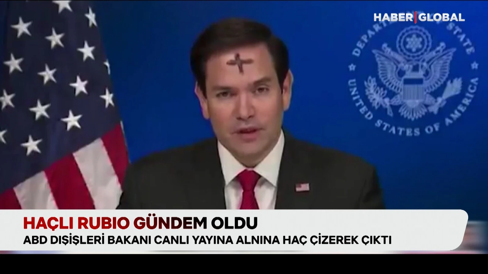 ABD Dışişleri Bakanı alnına haç çizerek canlı yayına çıktı