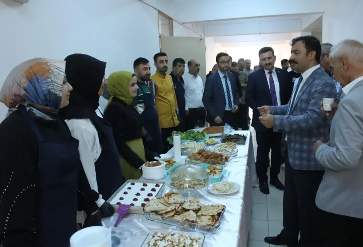 Kahta Halk Eğitim Merkezi yıl sonu sergisi açıldı