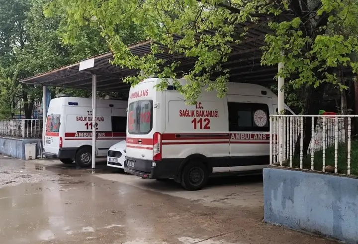Düğüne giden ailenin otomobili şarampole devrildi! 1 Ölü 4 yaralı